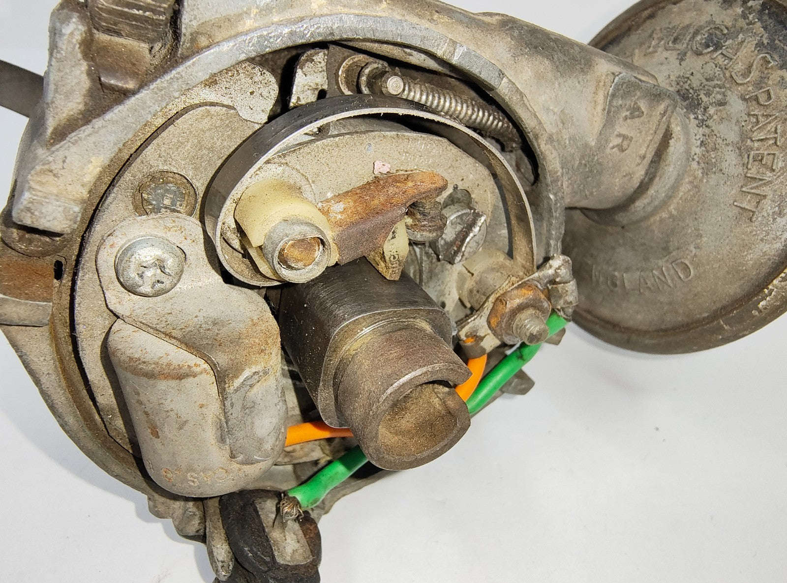 Original Lucas DM2P4 40530A USED 4 cylinder distributor date stamped 11 589