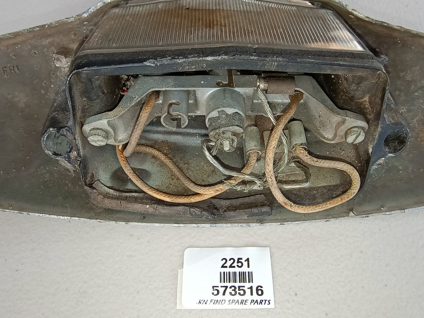 Jaguar Mk2 reversing light and number plate plinth unit, 573516. Used Condition.3