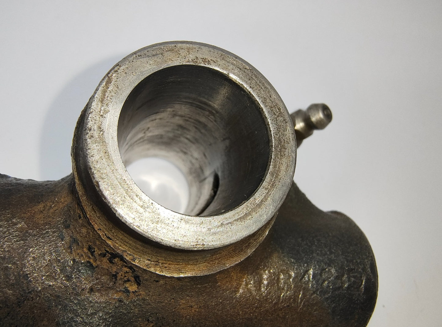 MG Original Used Cast iron FRONT SUSPENION UPPER SWIVEL LINK Left  Top 2641901