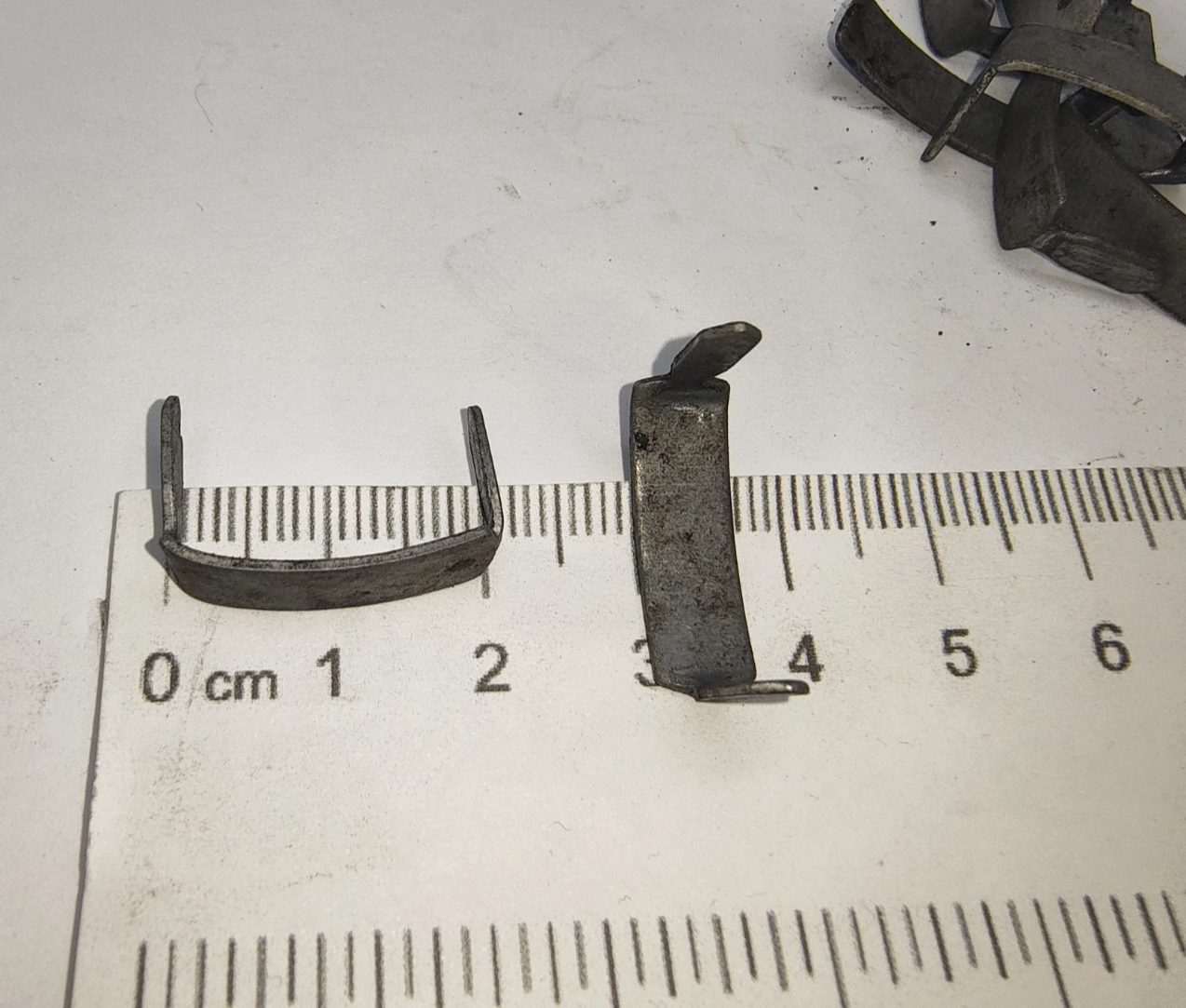 12x Jaguar staple moulding fastener clips 6.5mm wide 20mm long BD115471