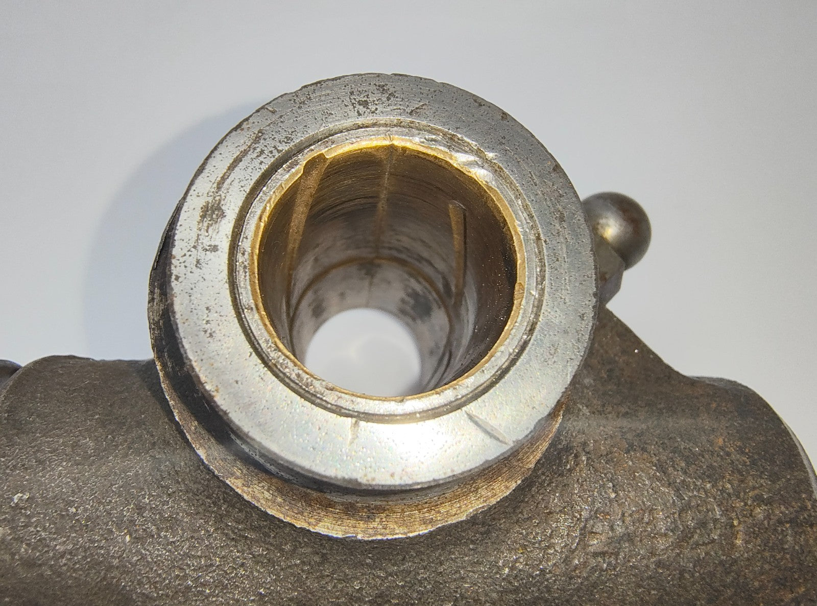 MG Original Used Cast iron FRONT SUSPENION UPPER SWIVEL LINK Left  Top 2641905
