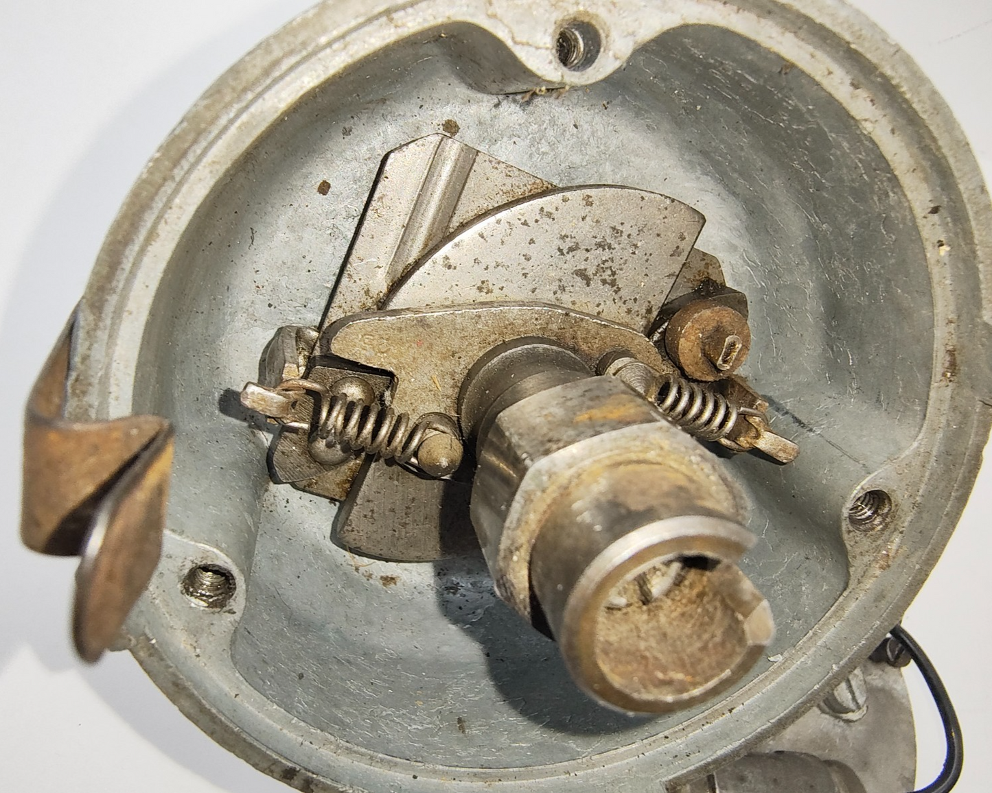 Lucas Original Used Distributor DZ6A 40165D, P75 Date Stamped 5 5110